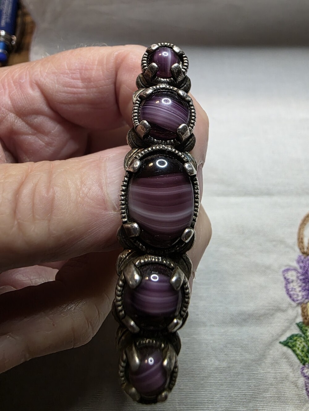 Beautiful Vintage Scottish-style bar brooch With Purple Porphyry Glass Cabochons